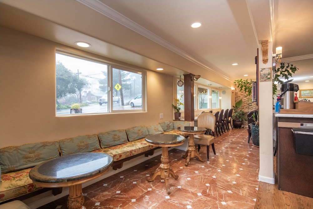 Vendange Carmel Inn and Suites 38/55