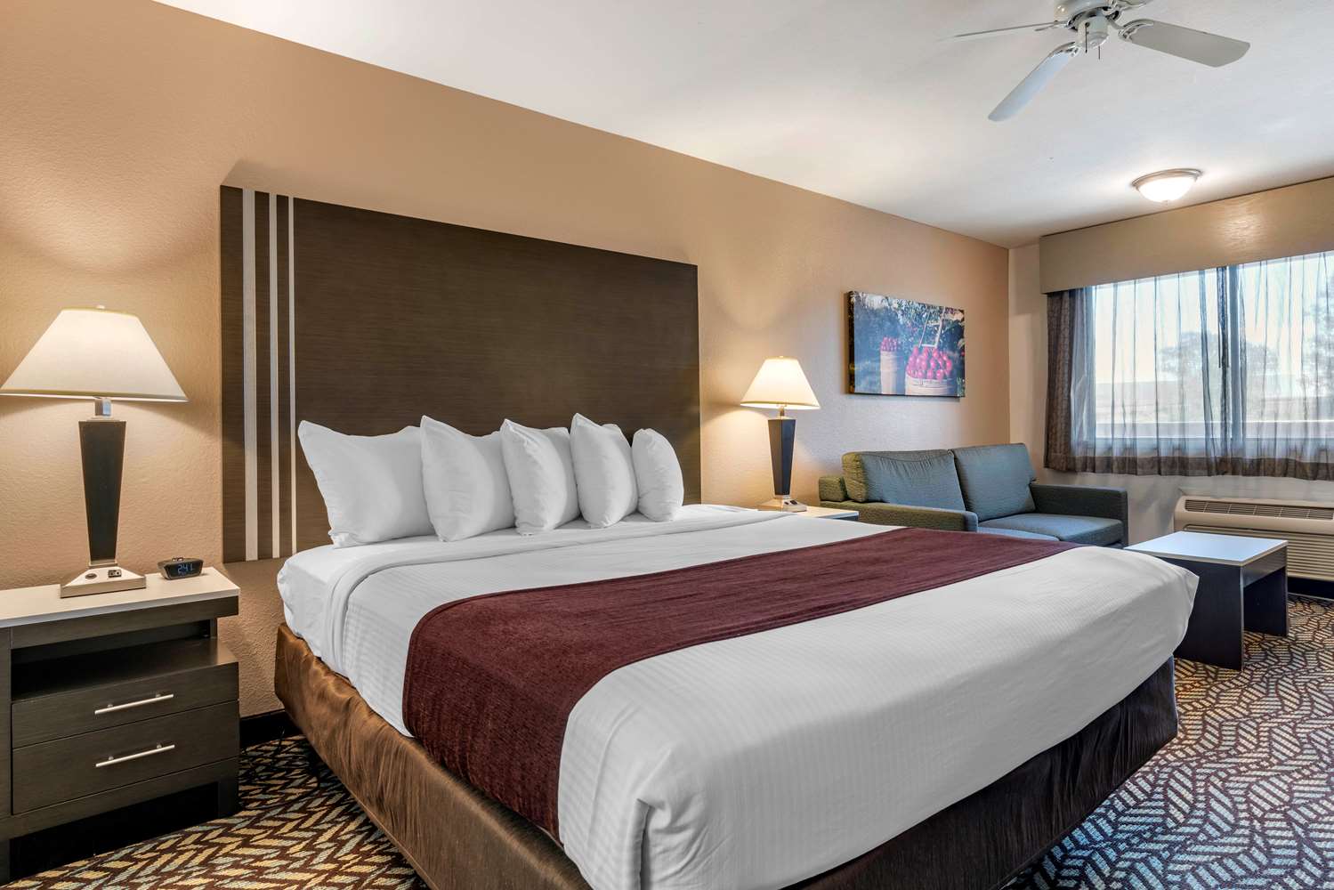 غرفة بسرير كينج بحوض جاكوزي بحوض استحمام، Best Western Orchard Inn 2/4