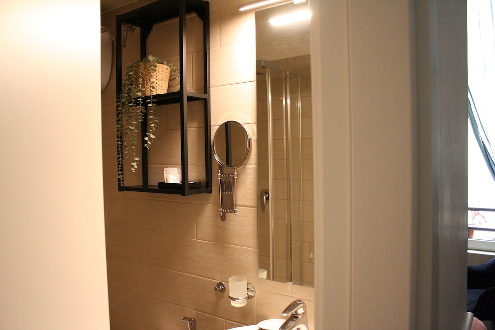 H22 Hotel 22/22