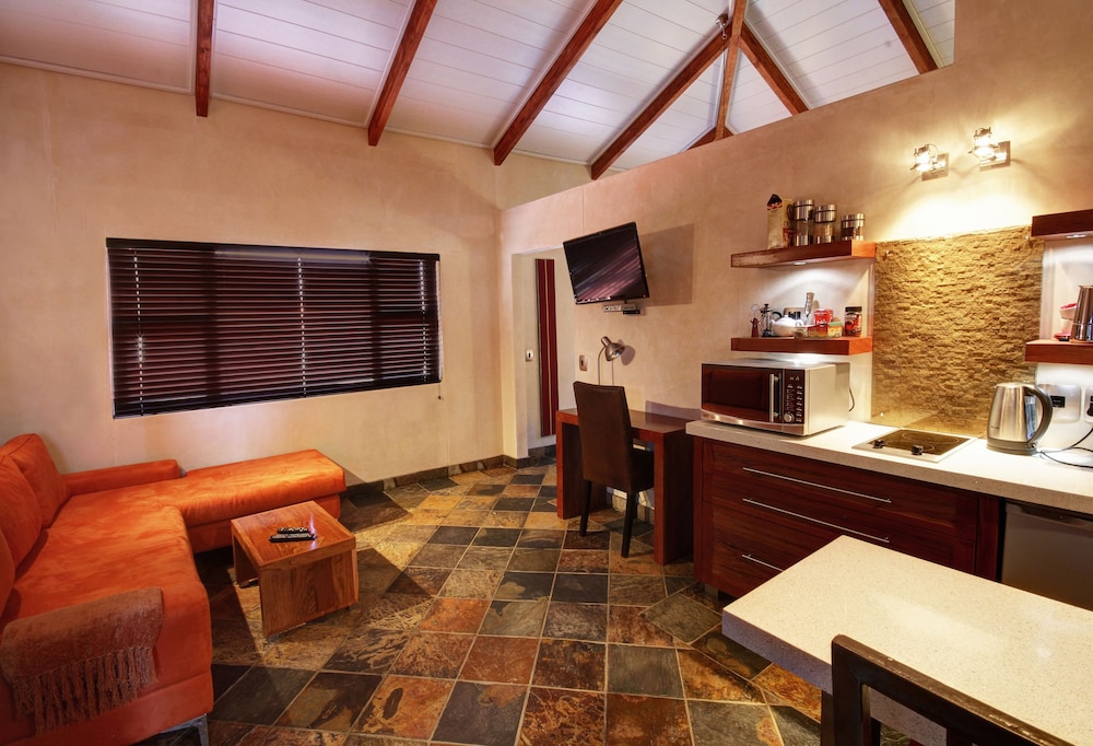 Hartmann Suites 8/15