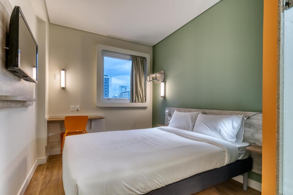 Room, Street View, Accessible
