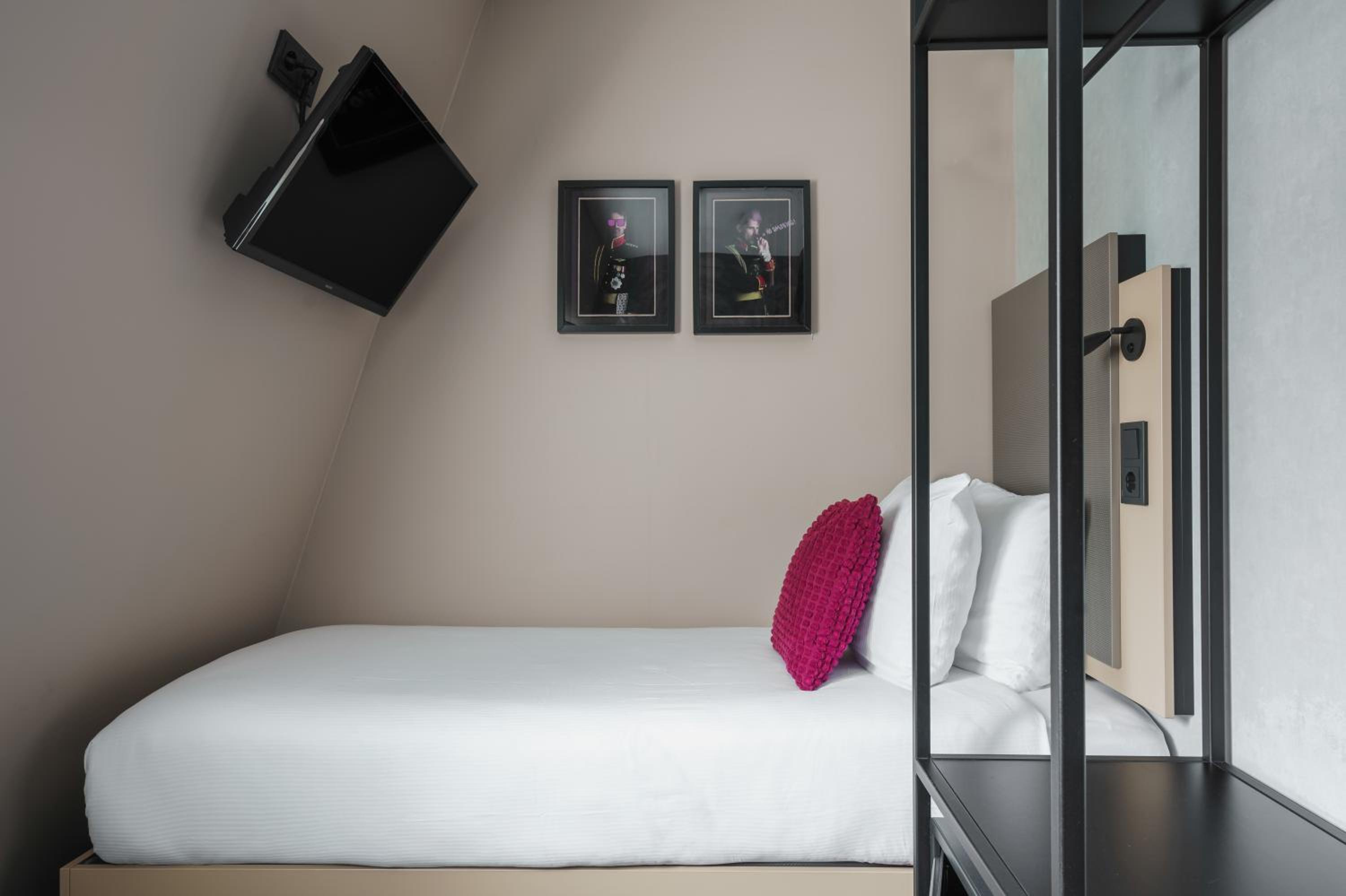 ROOM, SINGLE