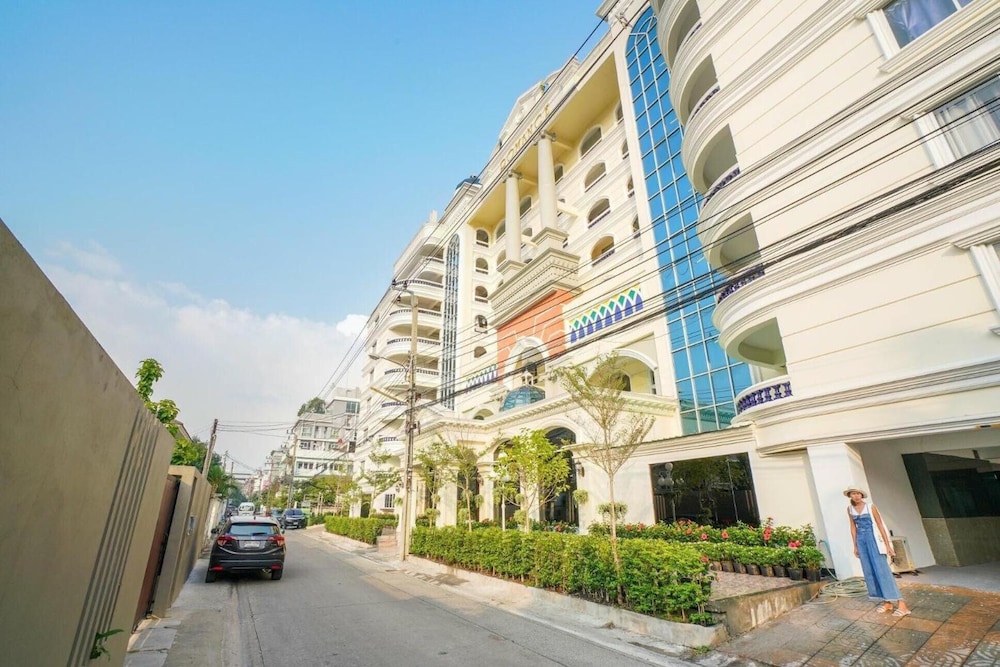 Romance Hotel Sukhumvit 97 52/58