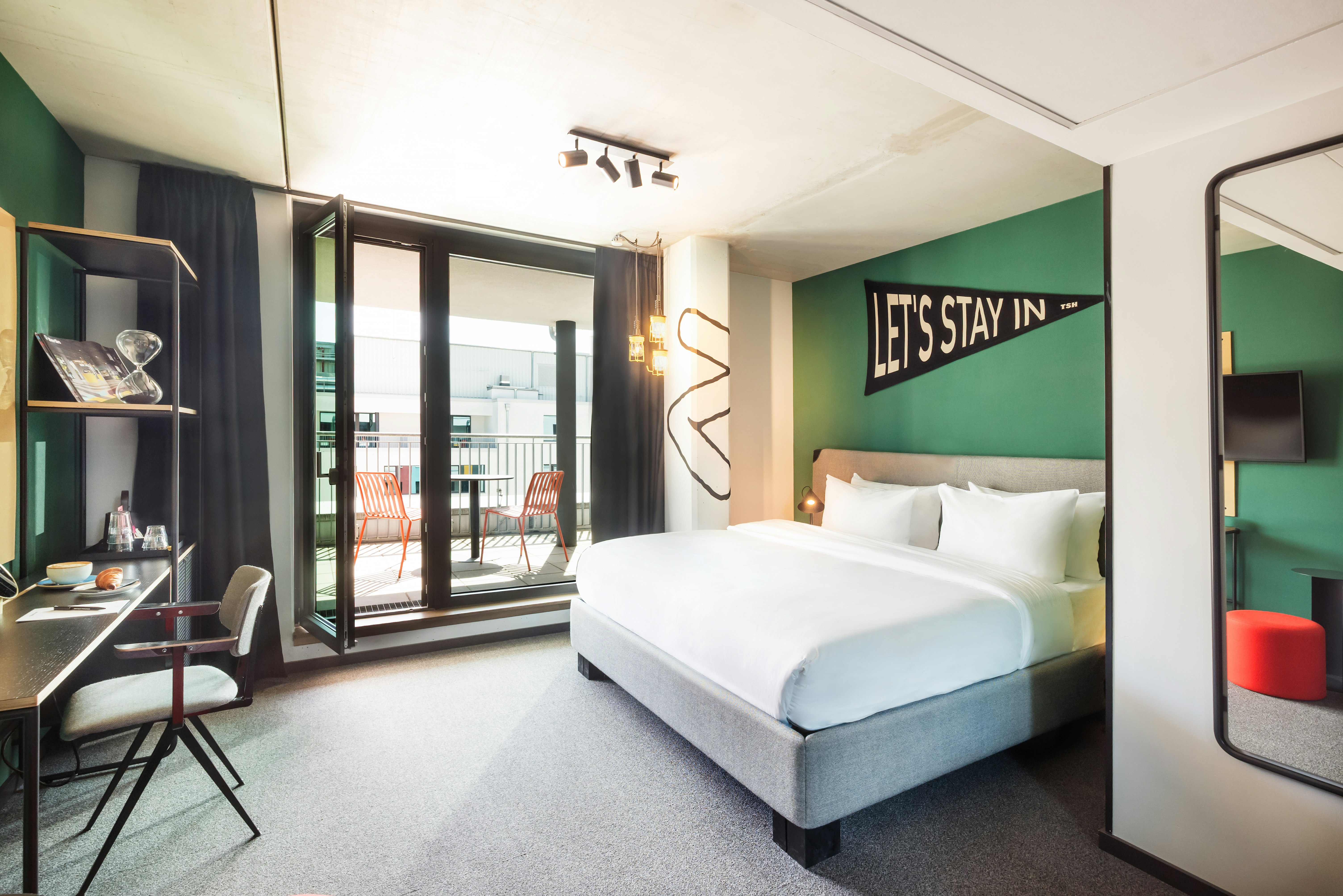 DELUXE, KING BED