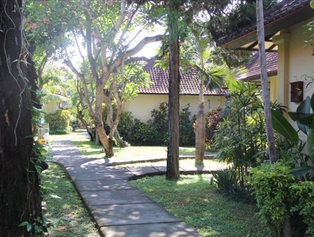 BESAKIH BEACH HOTEL 54/67
