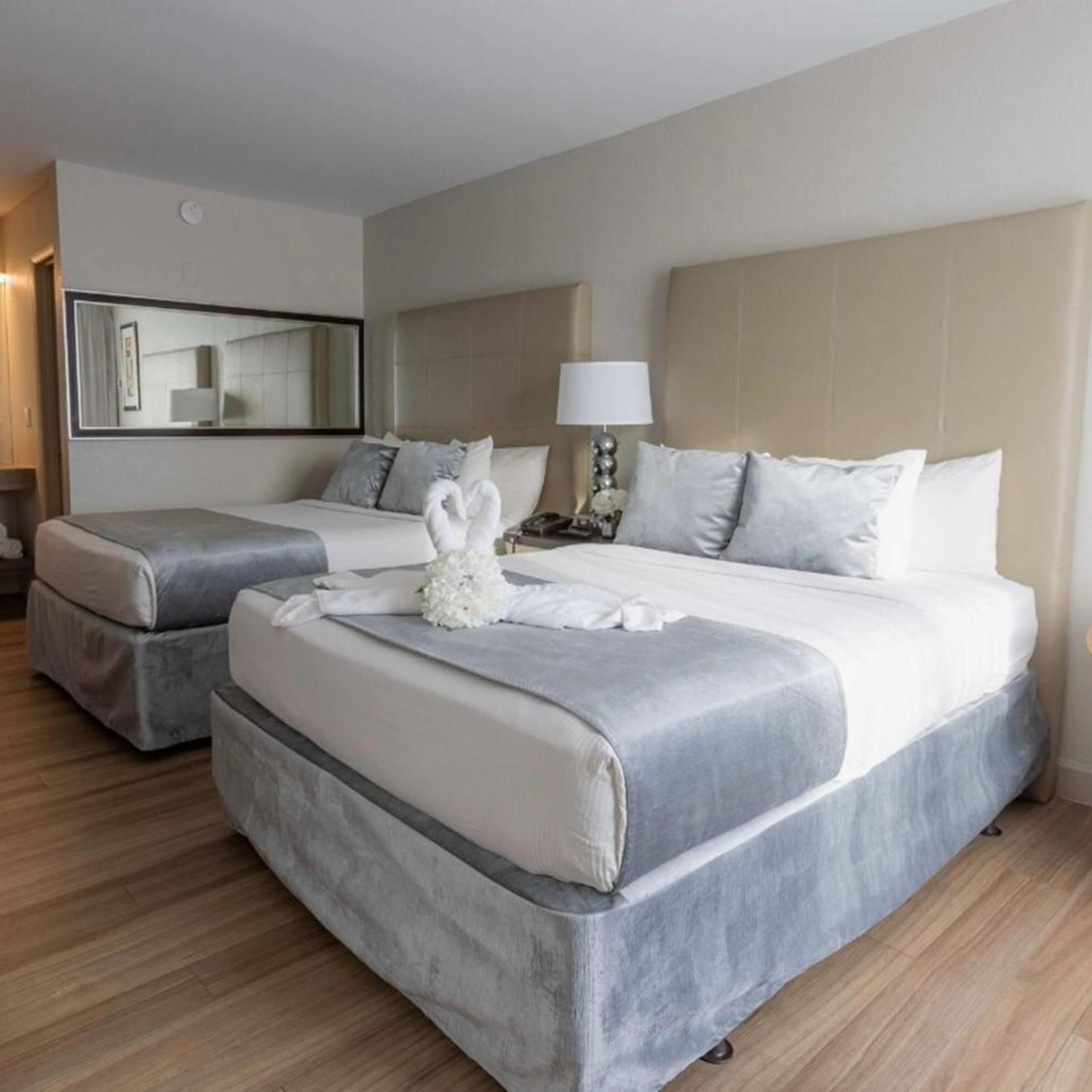 Royal, 2 Queen Beds, Side Pool View