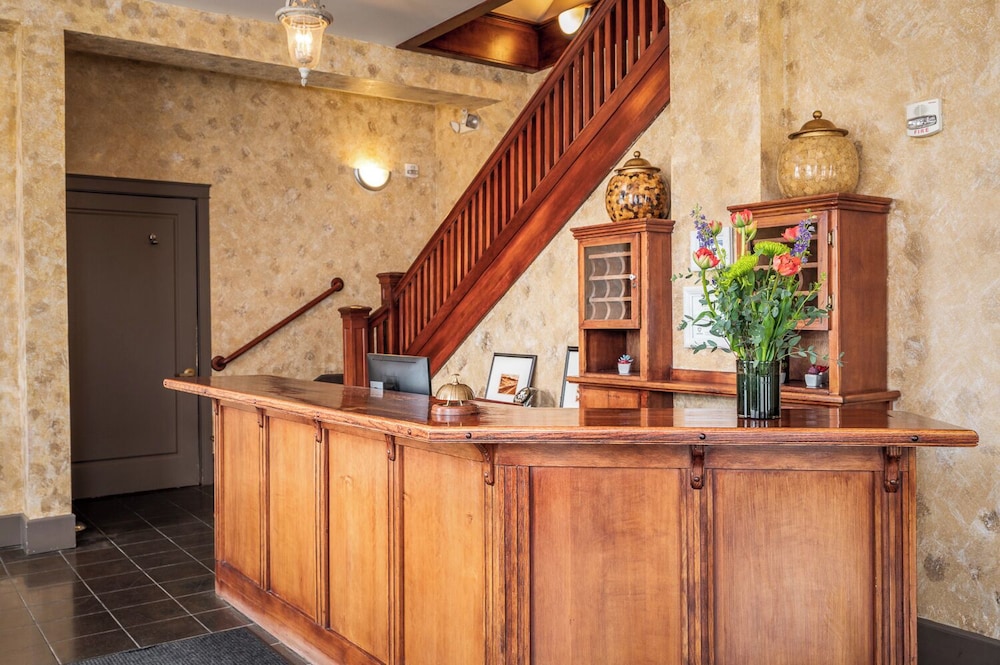 Historic Hotel Condon 2/50