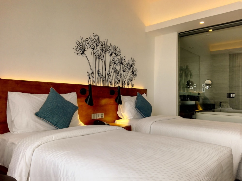 Super, Deluxe, Twin Beds