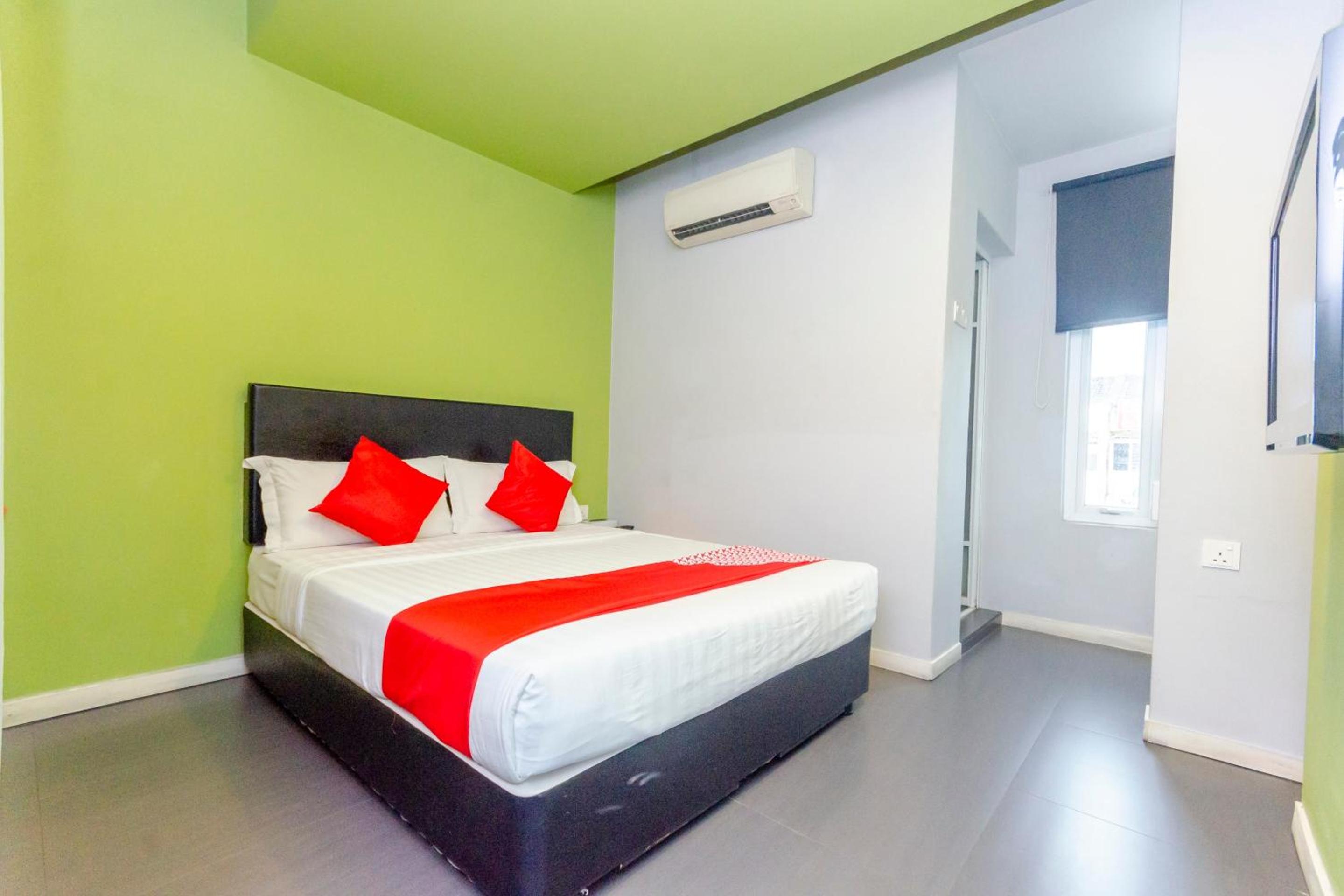DELUXE, QUEEN BED