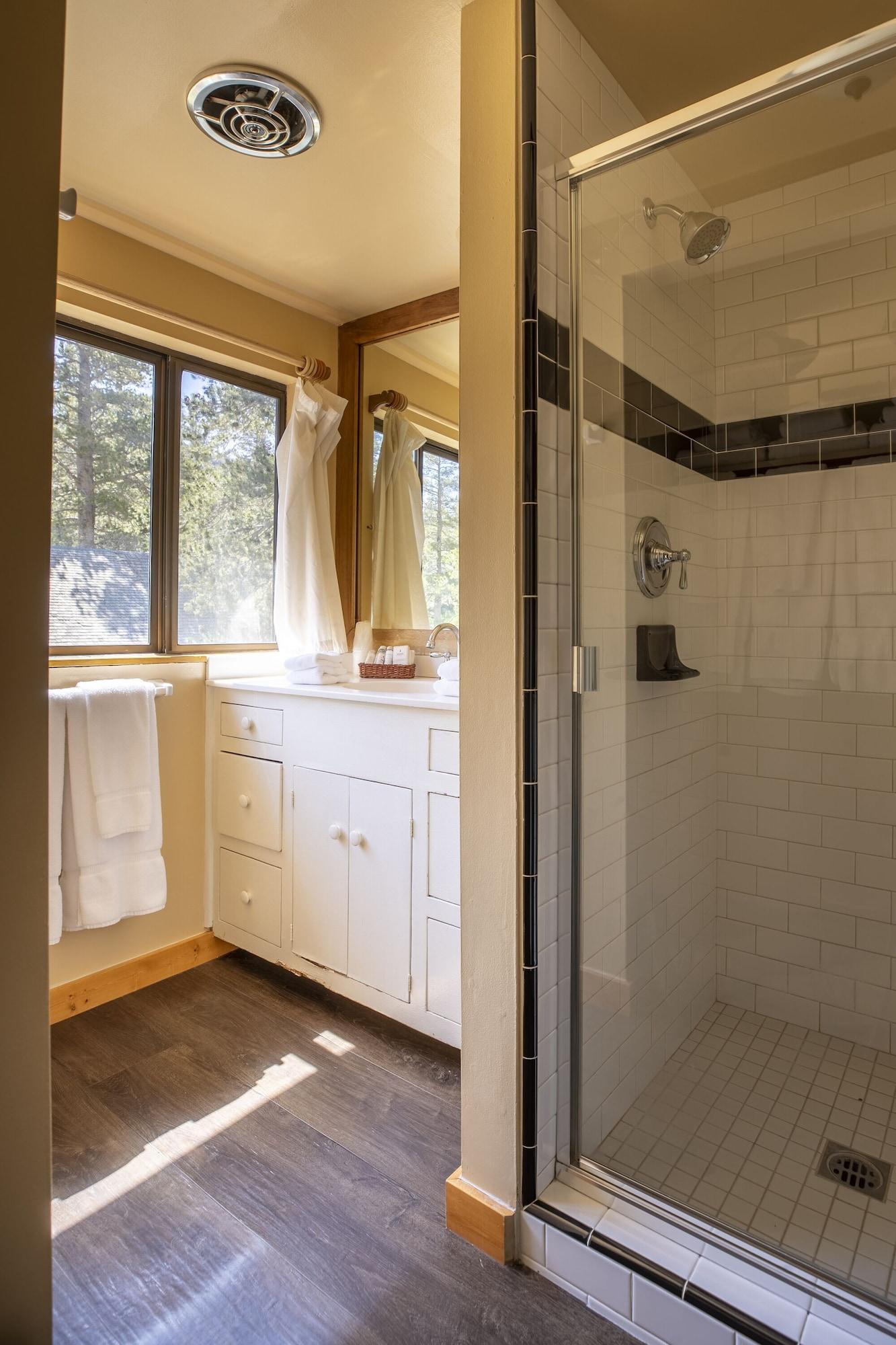 Lodge, Private Bathroom