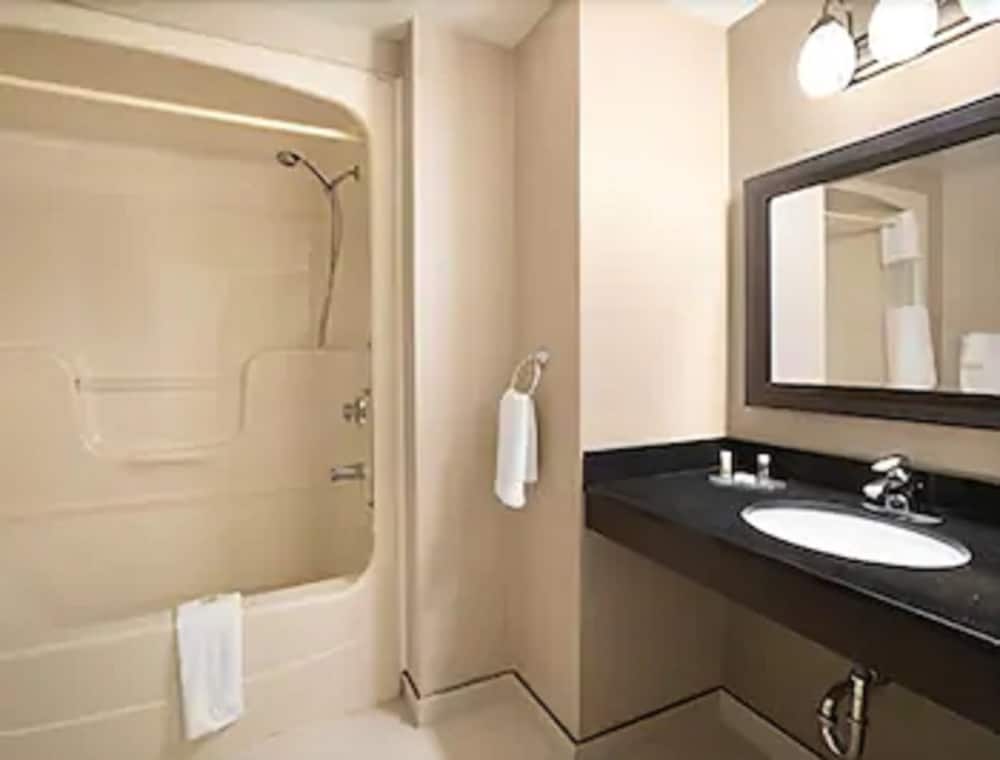 غرفة بسرير كينج، Days Inn by Wyndham Stouffville 2/3