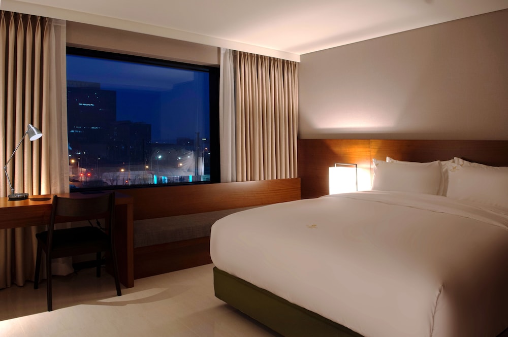SUITE, CORNER