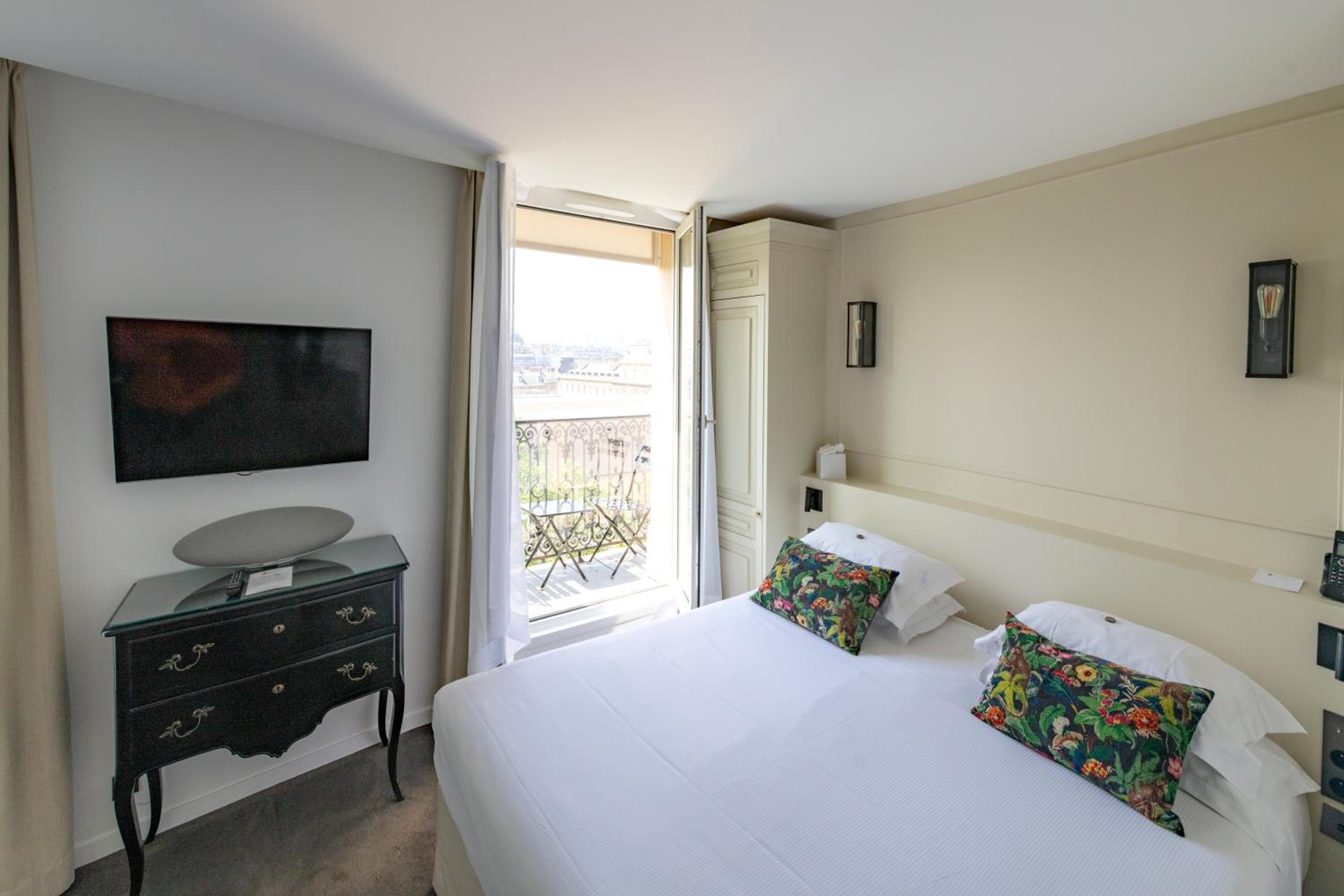 Duchess, Deluxe, Triple, 1 Double and 1 Single Bed, Eiffel Side View