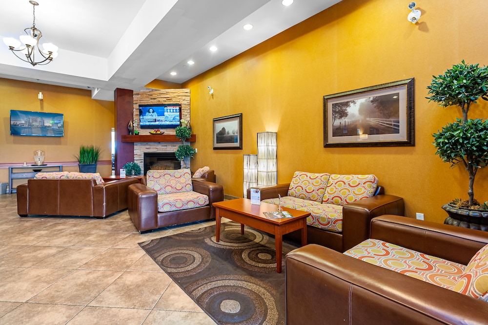 Holiday Inn Express Hotel Suites Clarington Bowmanville 49/70
