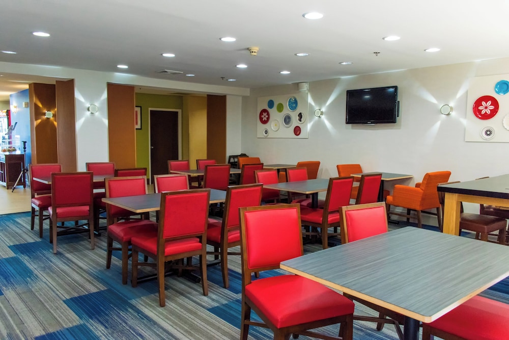 Holiday Inn Express Hotel And Suites Kinston 60/72
