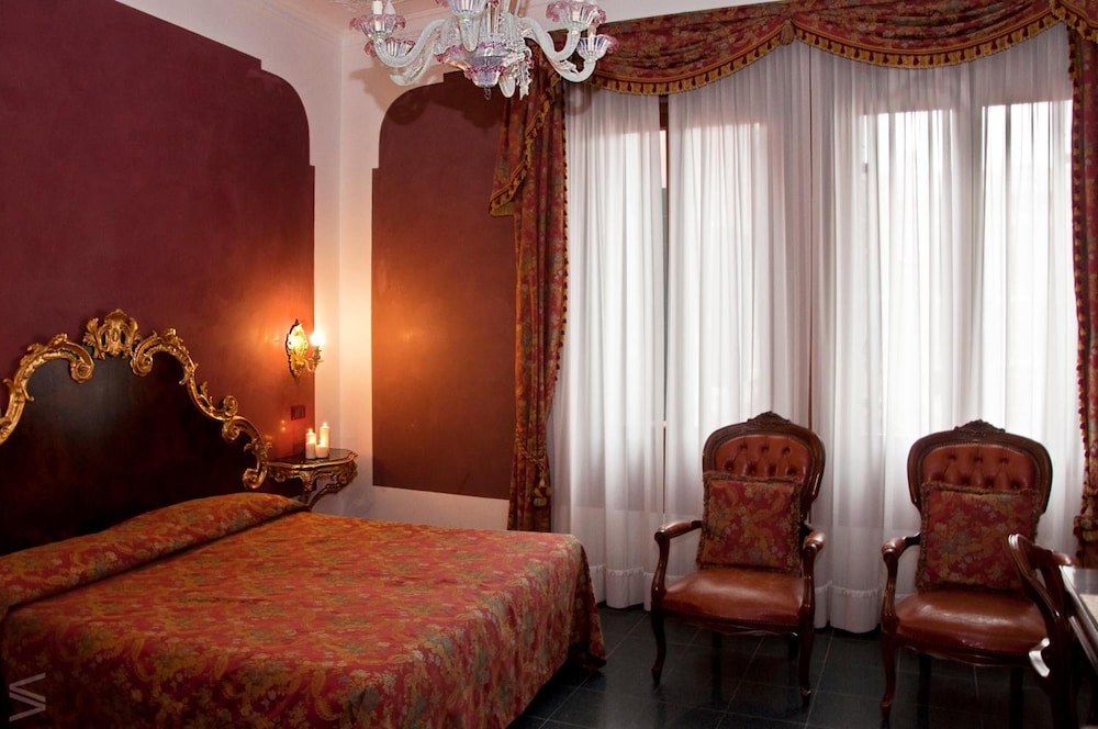GRAND, DOUBLE BED, CANAL VIEW