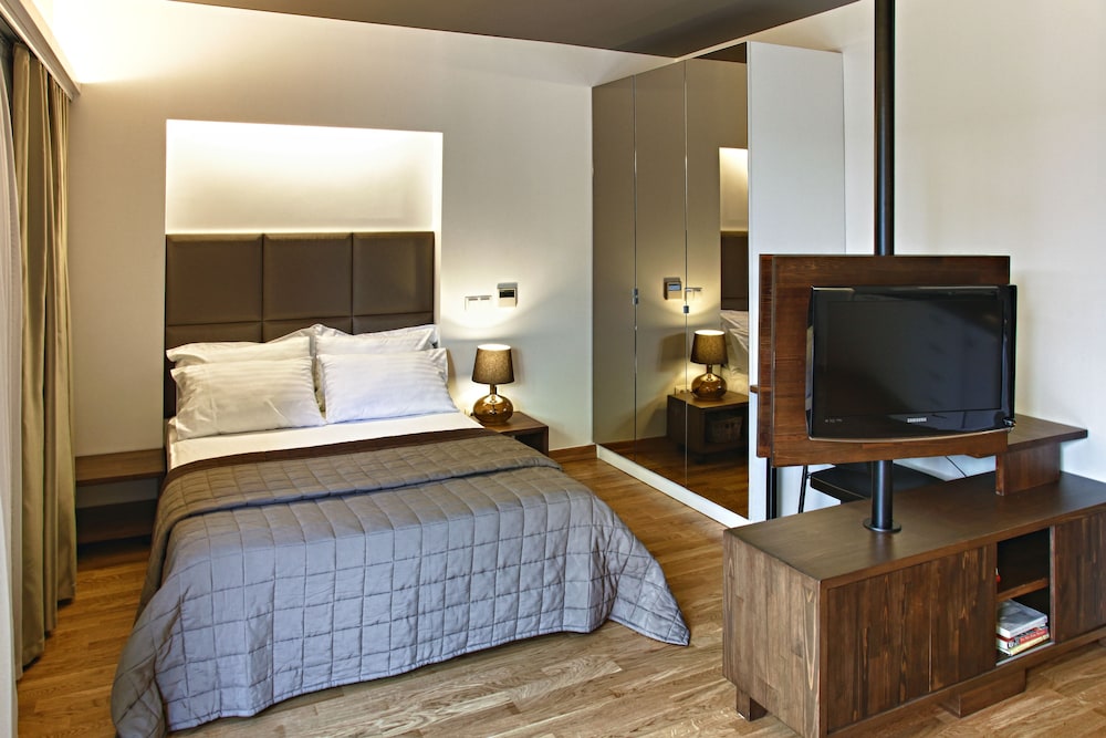 CHAKRA SUITES 6/21