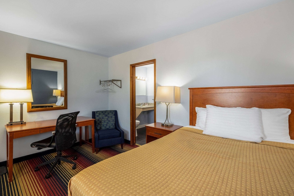 Travelodge by Wyndham Spirit Lake/Okoboji 13/53