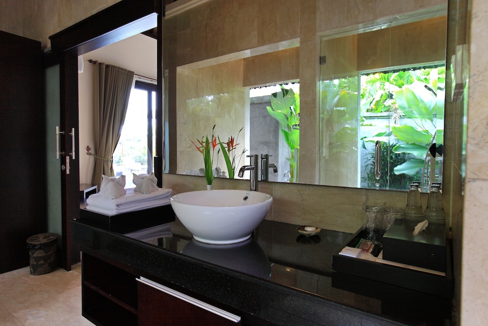 Santi Mandala Villa And Spa 138/140