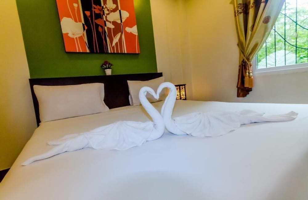 Baan Yuyen Karon Guesthouse 17/76