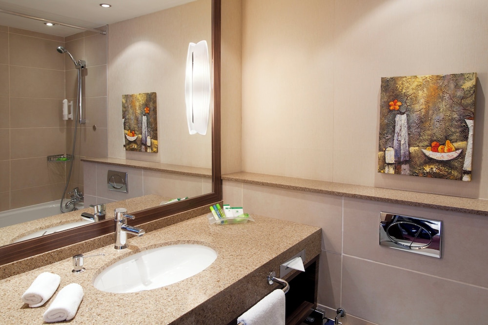 غرفة قياسية بسريرين منفصلين، Holiday Inn Almaty 2/3