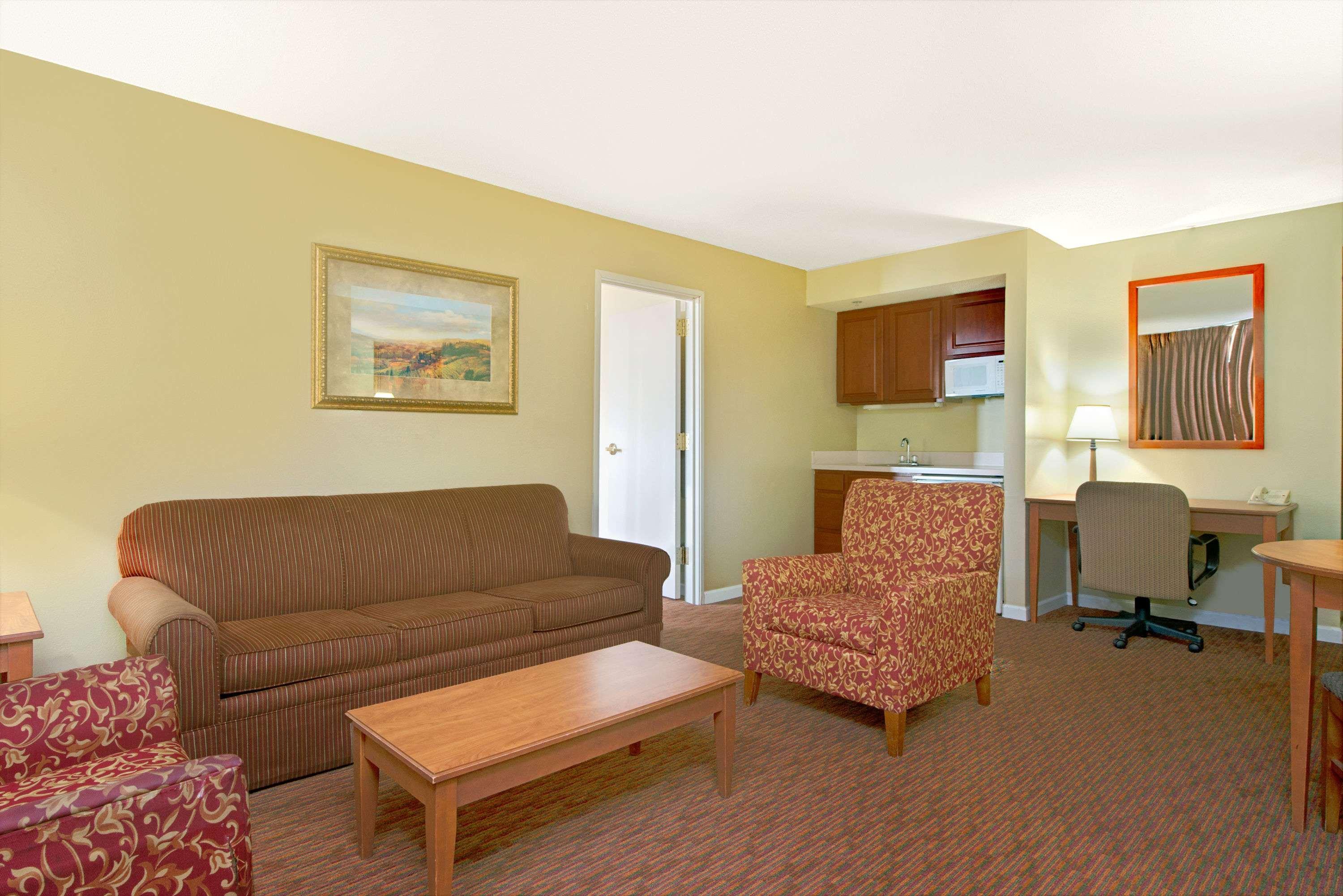 Days Inn & Suites by Wyndham St. Louis/Westport Plaza 20/27