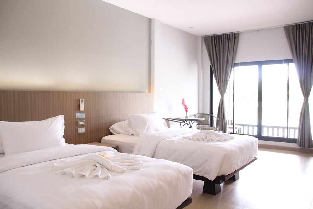 Deluxe, Twin Beds, Lake Side