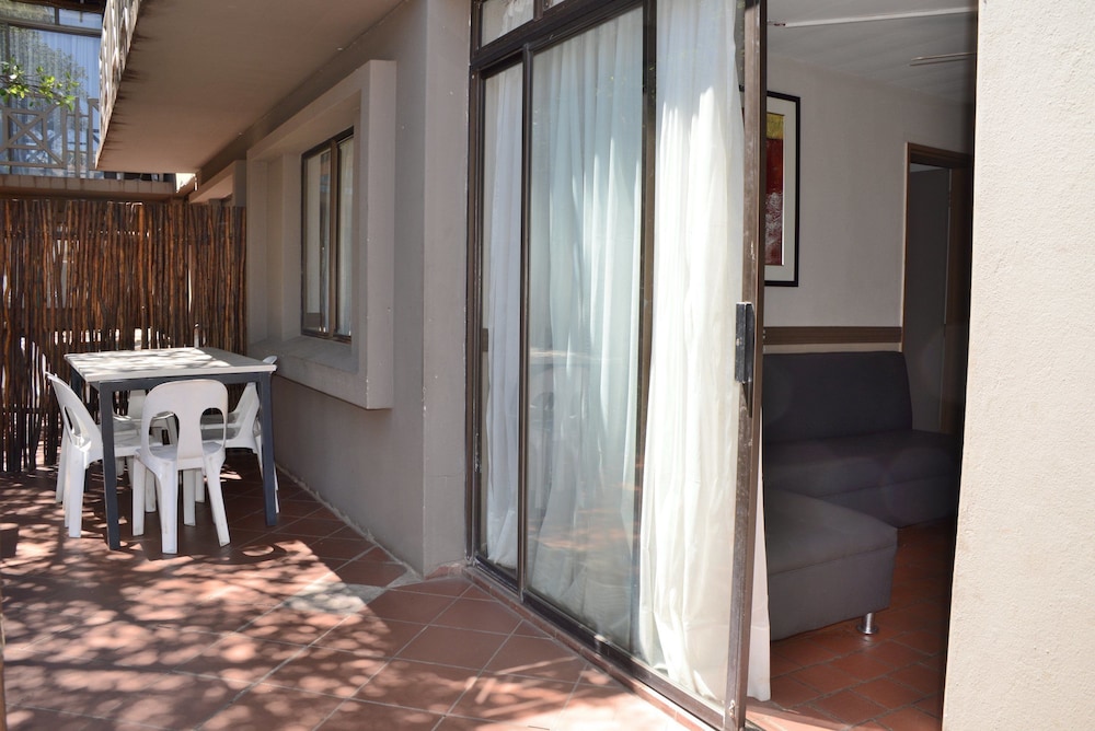 Elephant Springs Hotel &amp; Cabanas 6/80