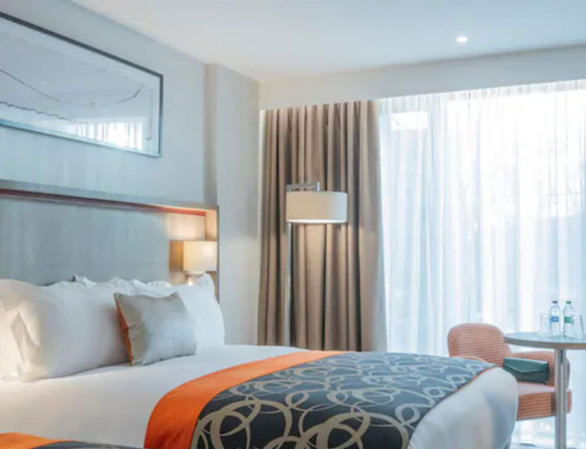 DELUXE, 1 DOUBLE AND 1 SINGLE BED