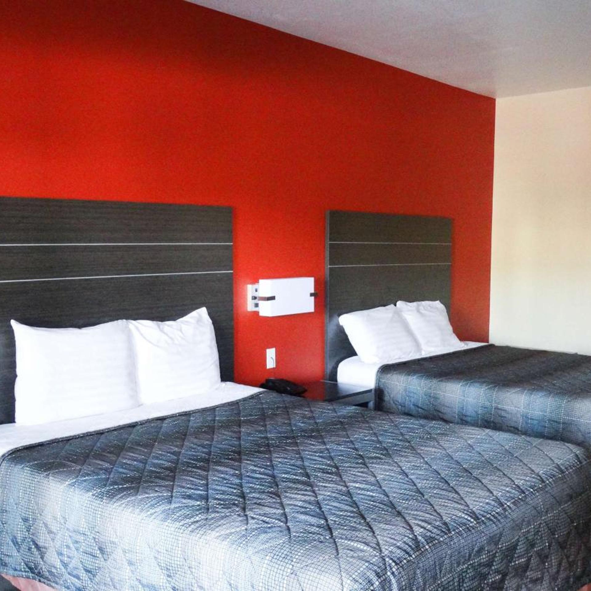 2 Queen Beds - Non-Smoking, Micfridge