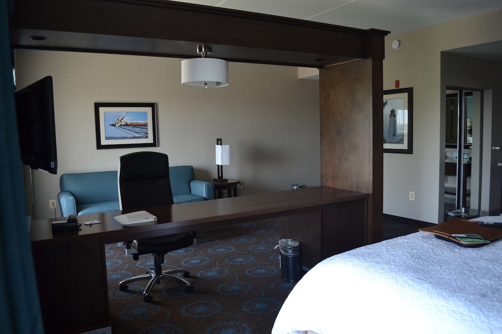 Hampton Inn and Suites-Bakersfield/Hwy 58, CA 50/51
