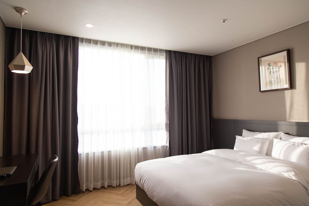 ECONOMY, DOUBLE BED, HIGH FLOOR