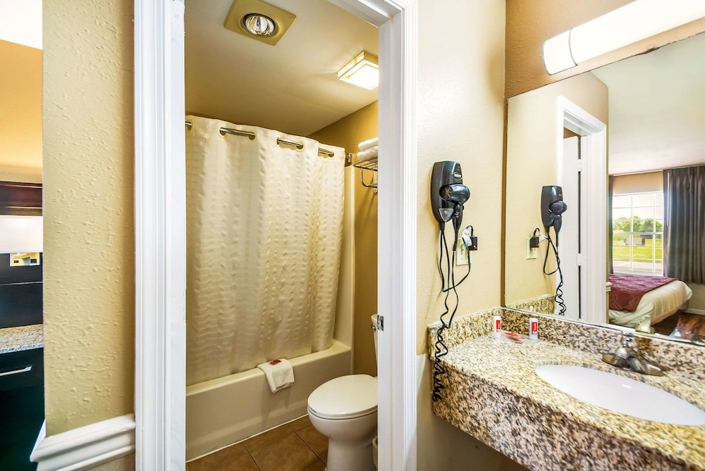 Econo Lodge Princess Anne 14/40