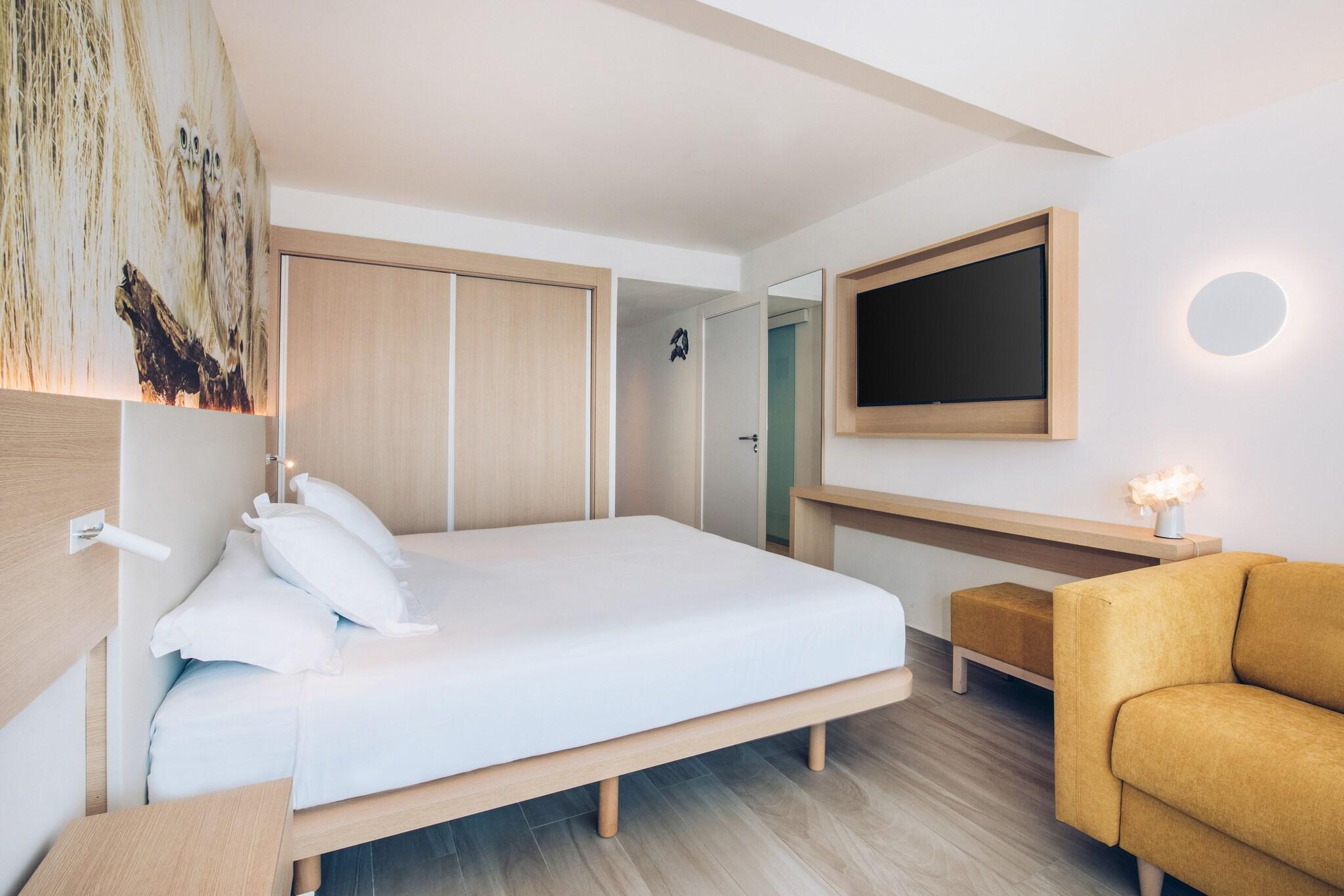 Room, Single, Double Bed, Sea View