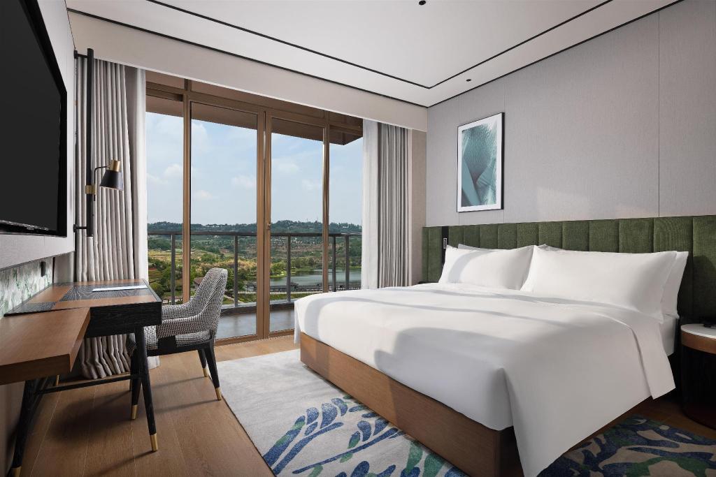 1 Bedroom, Suite, King Bed, Mountain View