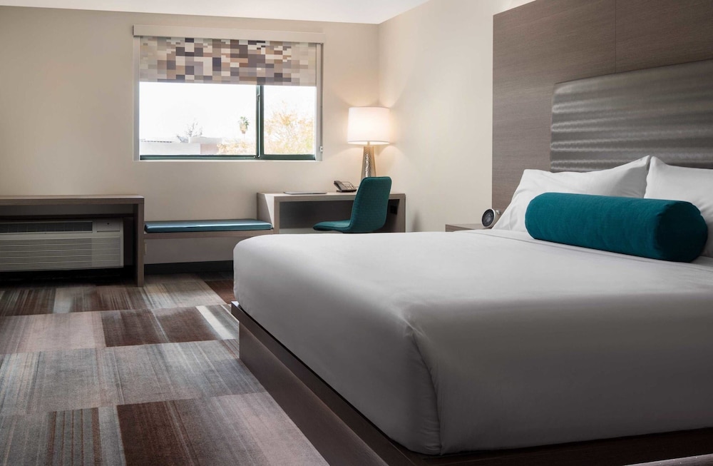 CHIC, SUITE, KING BED, POOL VIEW