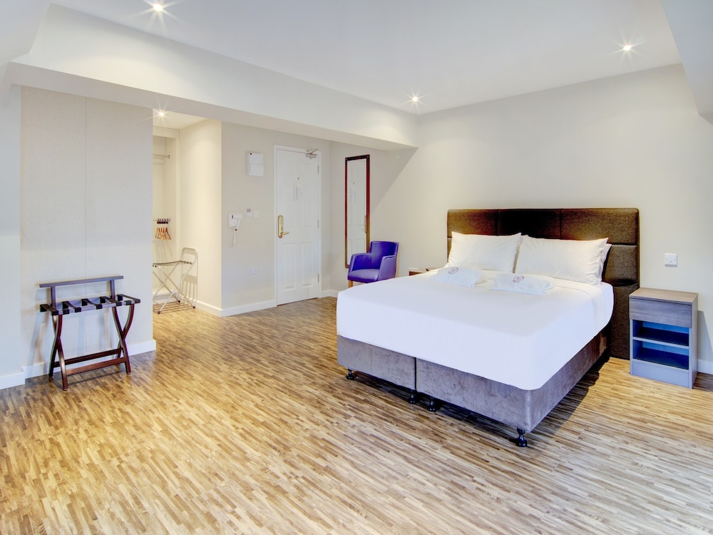 The Gissons Hotel 23/50