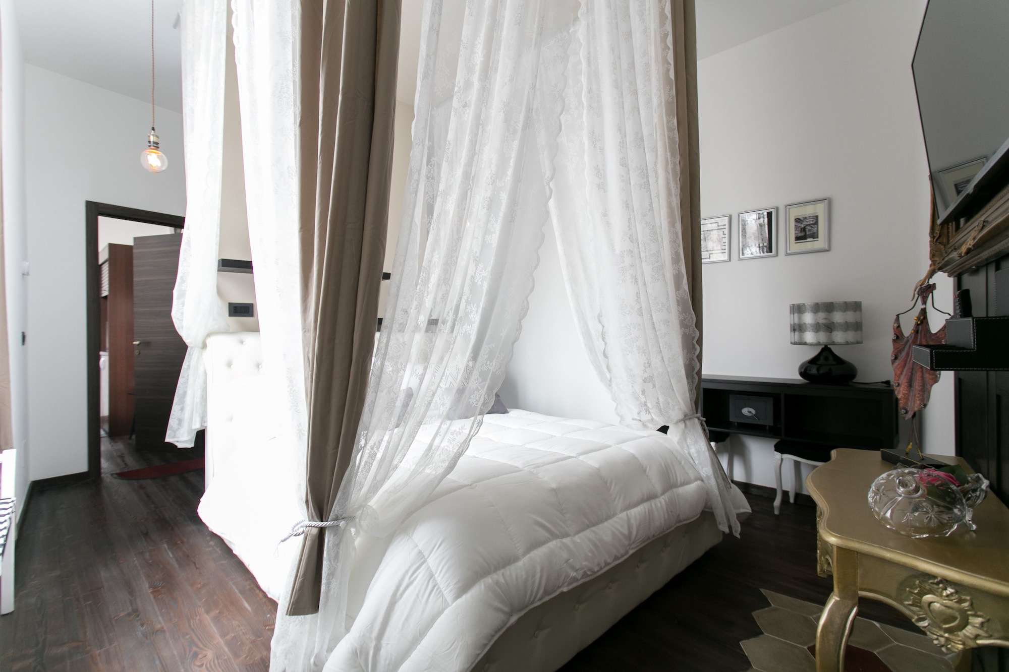 GOLD, APARTMENT