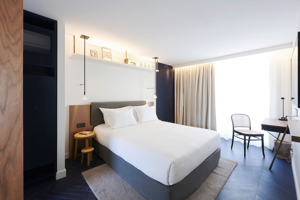 DELUXE, DOUBLE BED