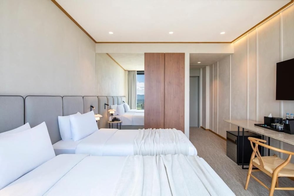 Deluxe, Twin Beds, Valley View, Balcony