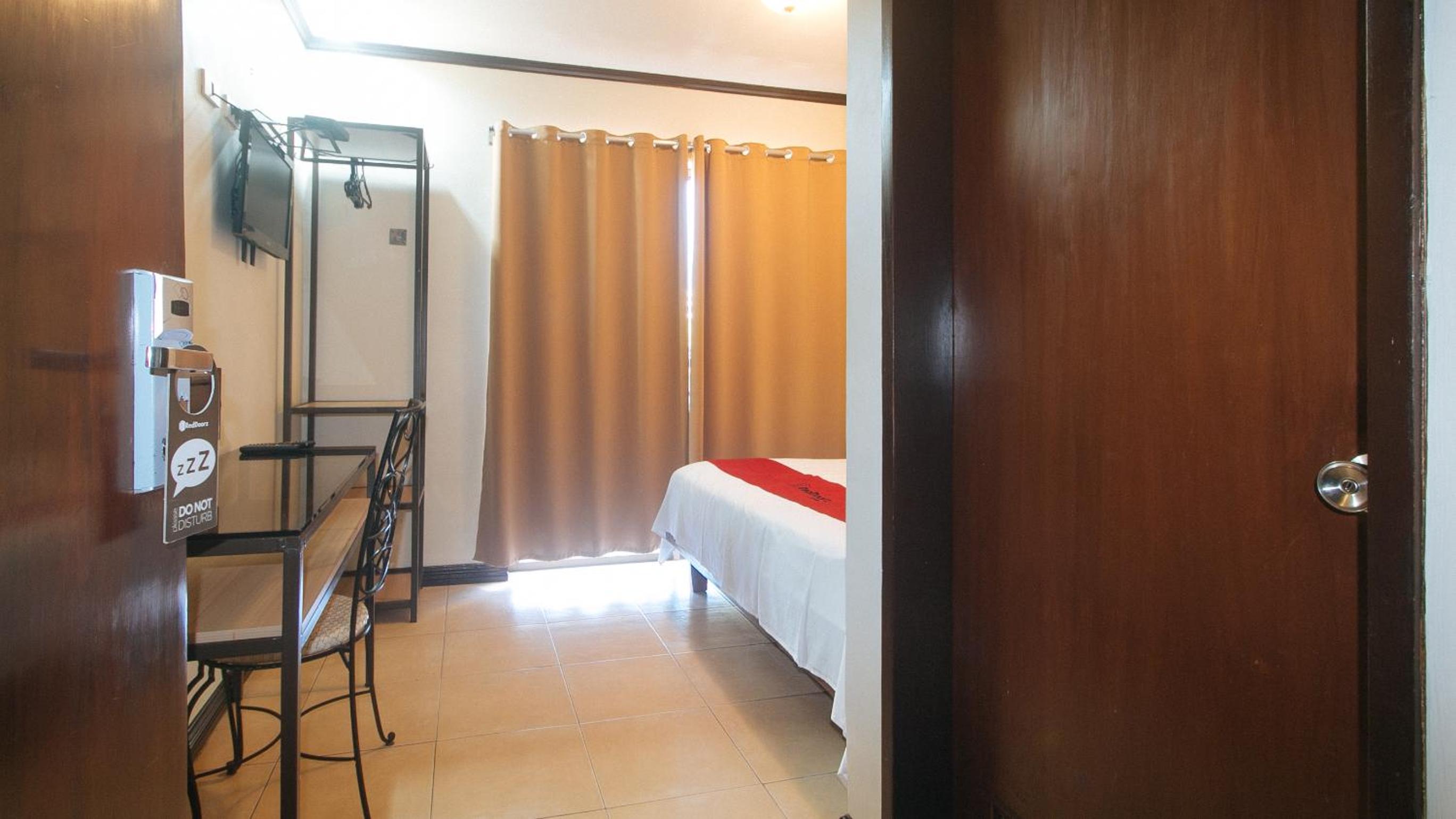 Reddoorz near Landers Superstore Cebu City 33/50