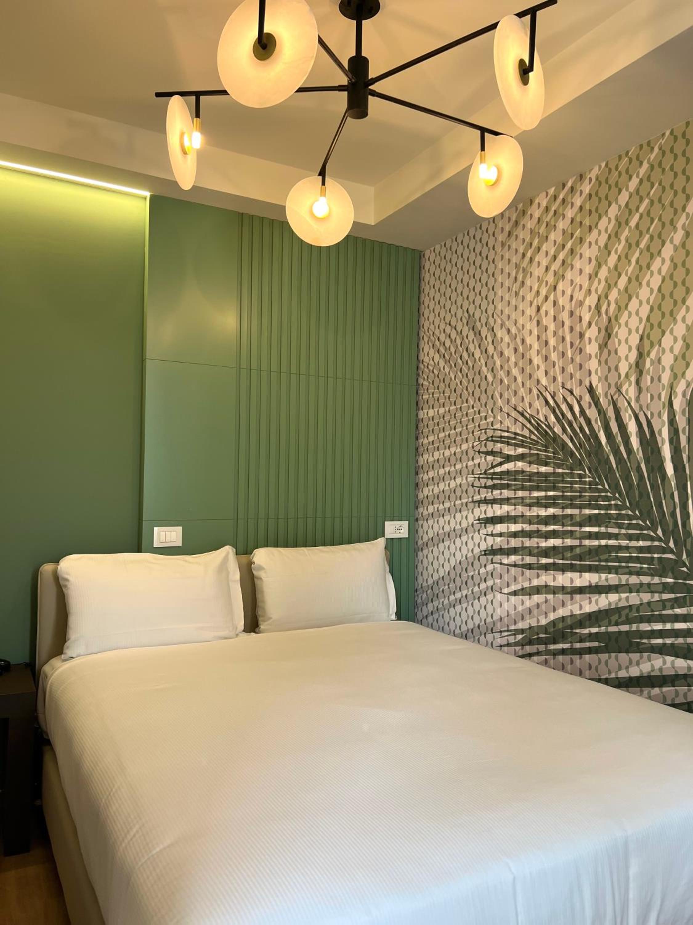 ROOM, SINGLE