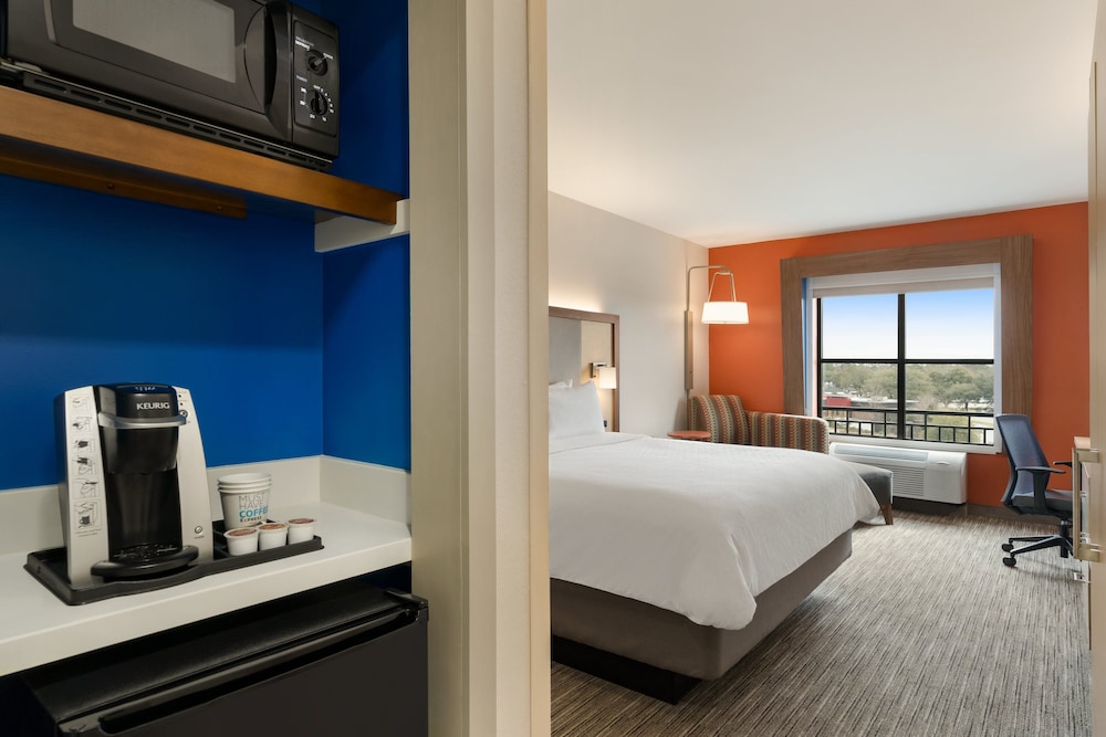 Holiday Inn Express & Suites Charleston - Mount Pleasant 11/37