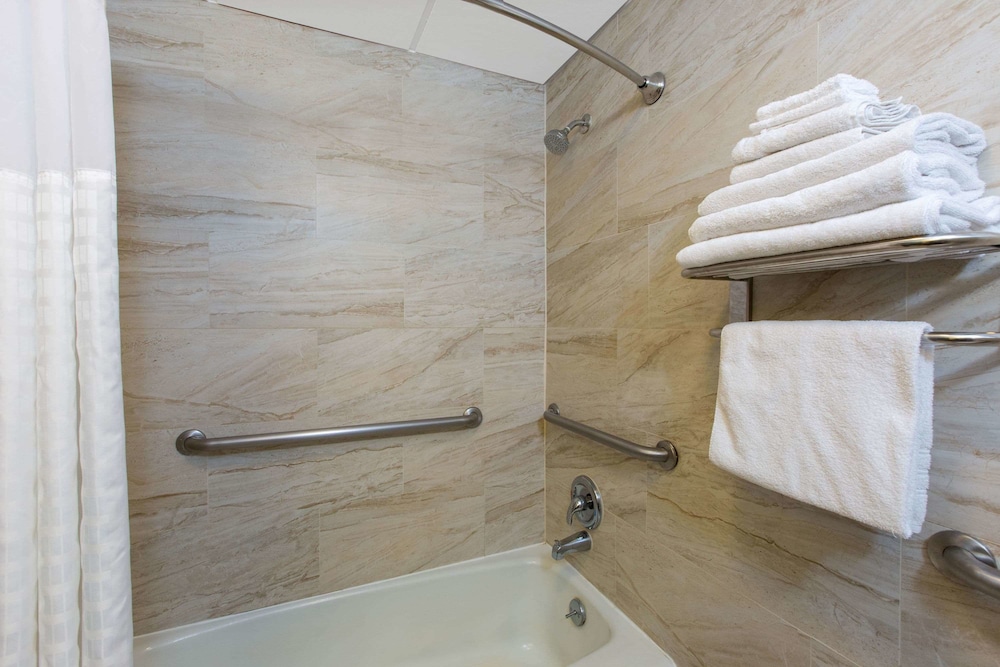 AmericInn by Wyndham La Crosse Riverfront Conference Center 22/45
