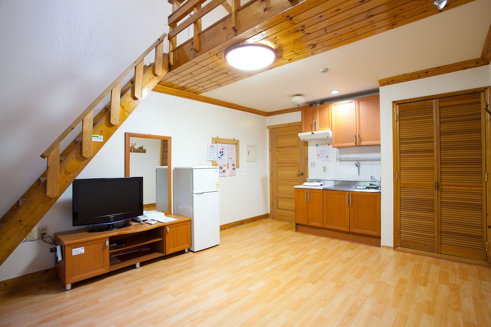 White Cabin 8/60