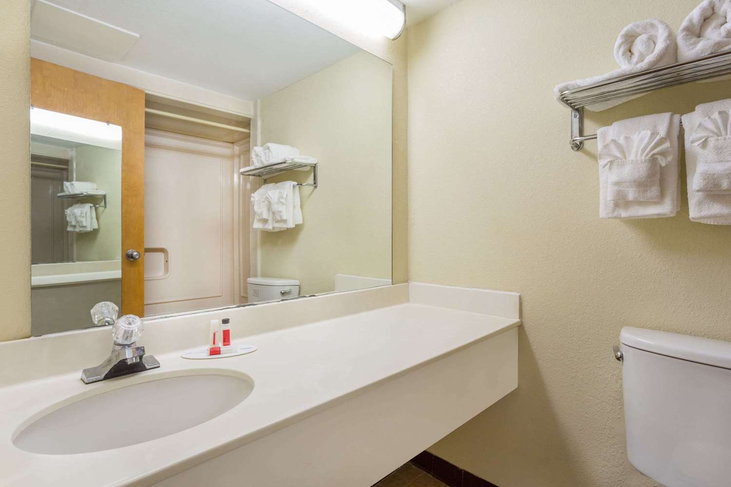 Howard Johnson By Wyndham Williamsburg 25/26