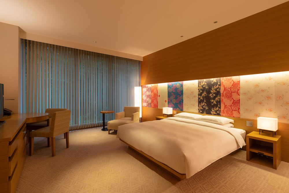 DELUXE, KING BED