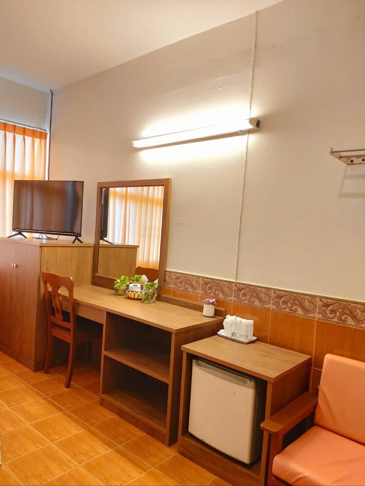 SURIWONG CHUMPHON HOTEL 57/59