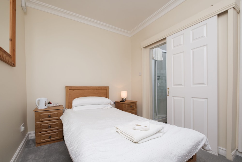 ROOM, SINGLE