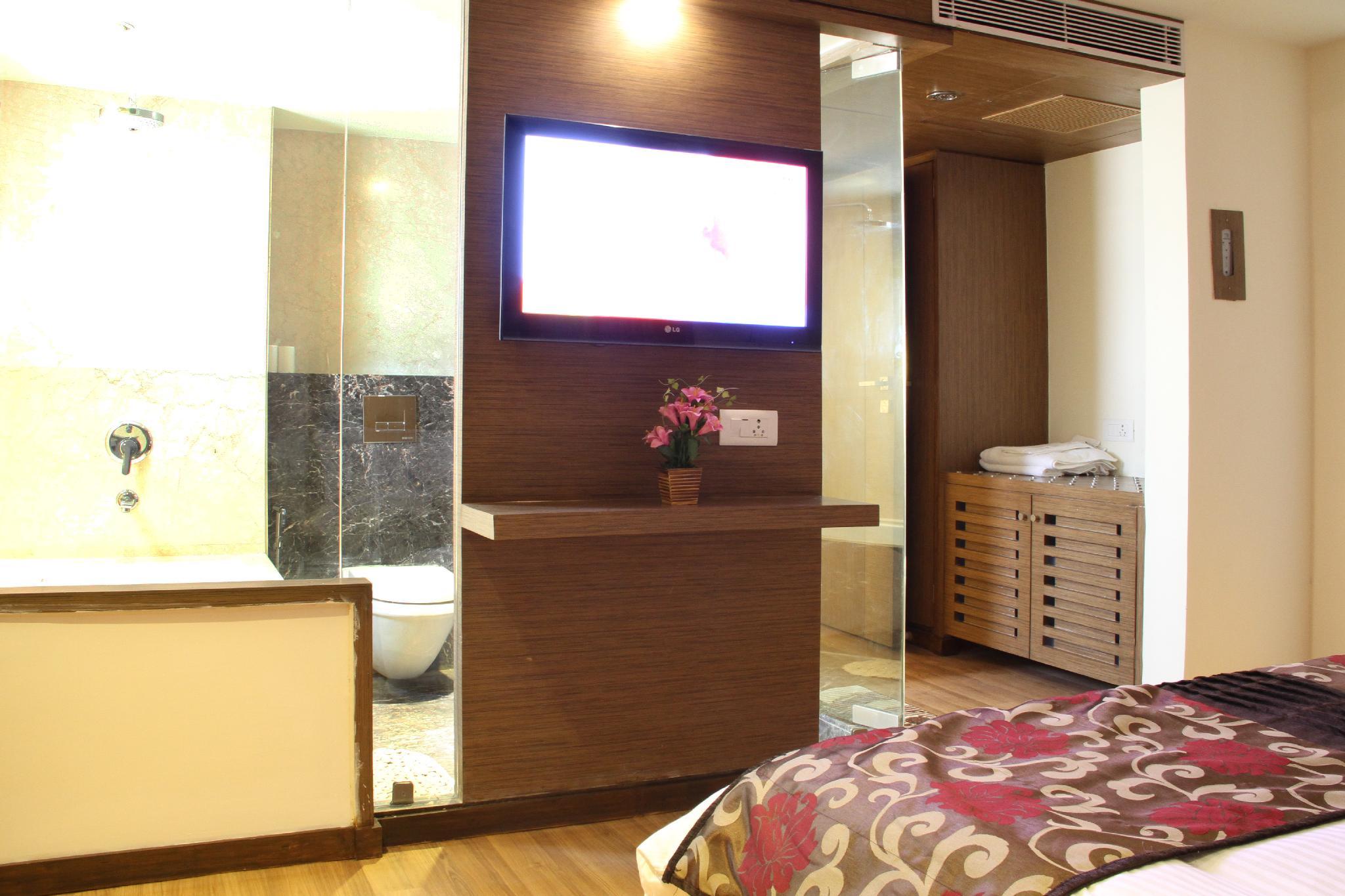 OYO Premium Vastrapur Lake 8/63